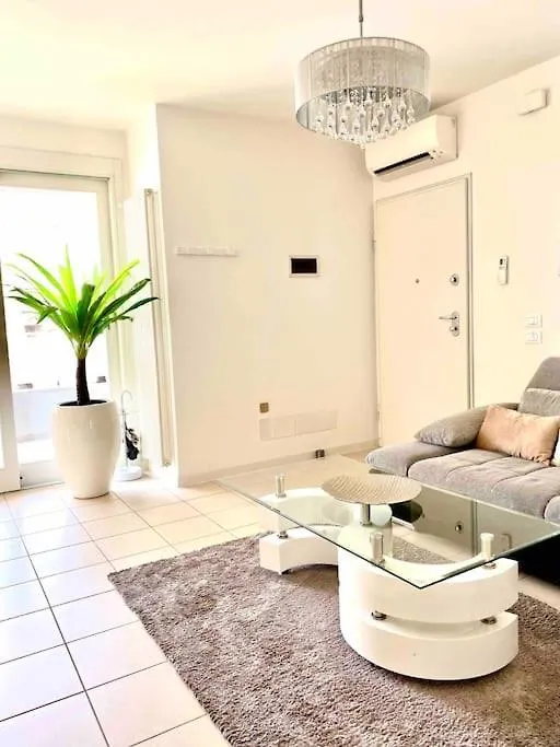 Luxury Apartment Centre. Pool. Beach And Shopping Lido di Jesolo